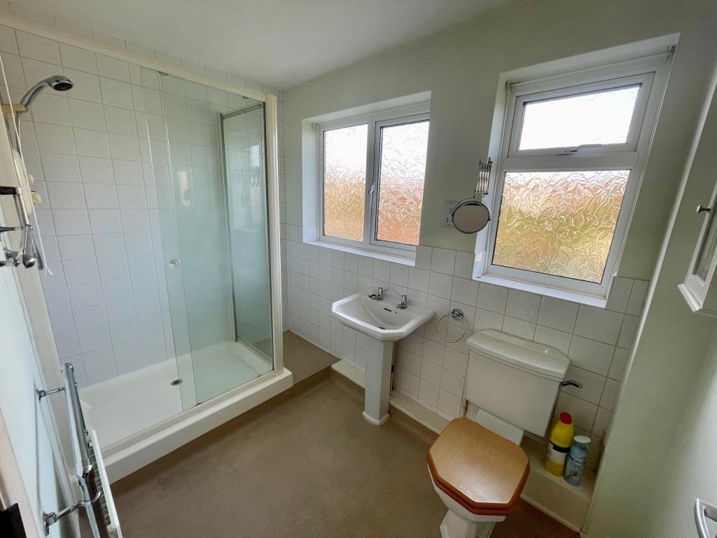 Lot: 143 - FOUR-BEDROOM SEMI-DETACHED HOUSE - Shower room with W.C.